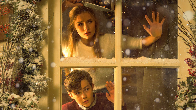 Ashley et Luke regardent la neige par la fenêtre