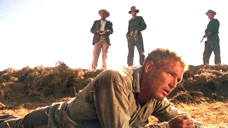 Trois hommes debout au-dessus de Luke 