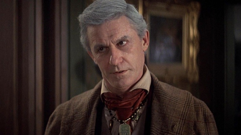 Peter Vincent regarde de côté dans Fright Night