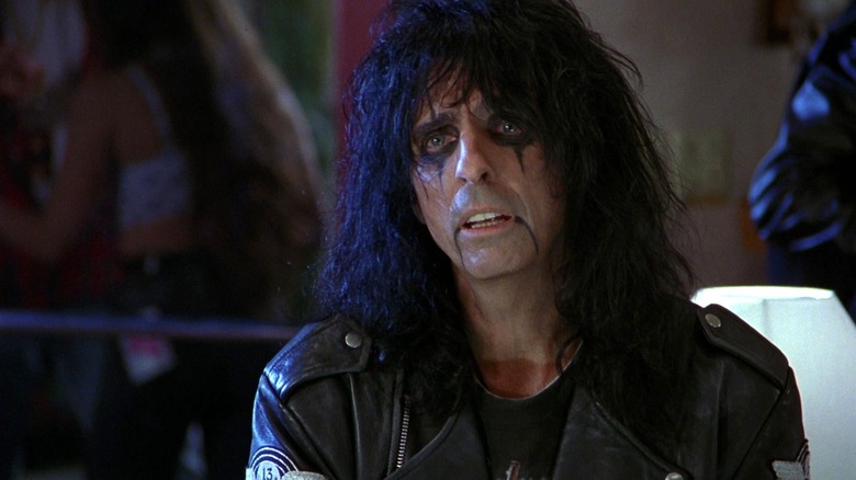 Alice Cooper dans son propre rôle s'exprimant dans Wayne's World