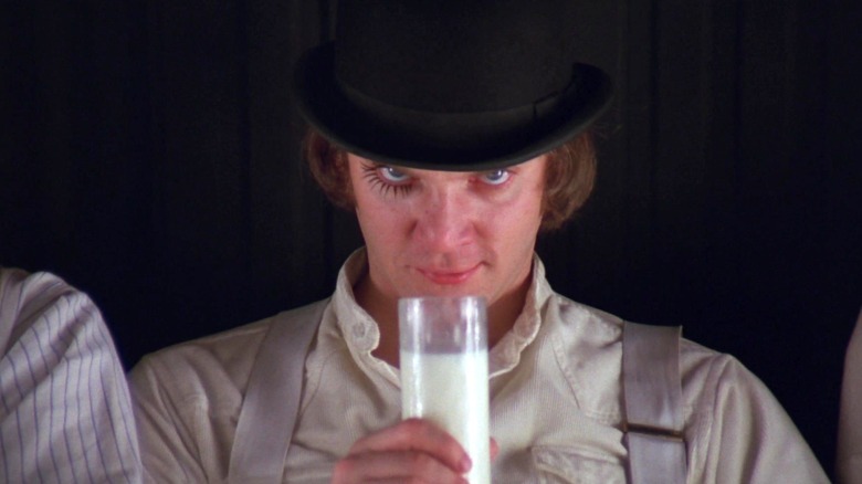 Alex DeLarge tenant un verre de lait dans A Clockwork Orange