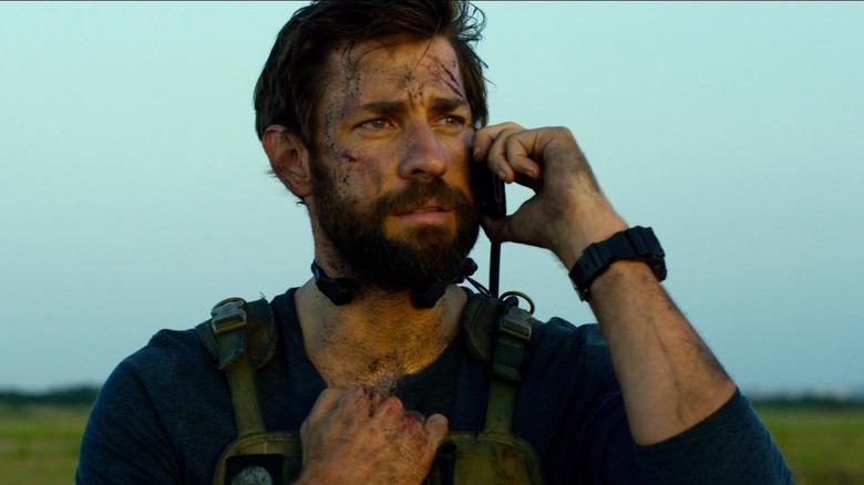 Silva parle à la radio dans 13 Heures : Les soldats secrets de Benghazi