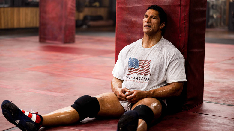 Mark Kerr au repos dans The Smashing Machine (2025)