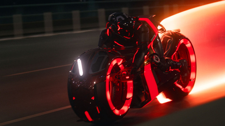 Un cycle léger sur l'autoroute dans Tron : Ares (2025)
