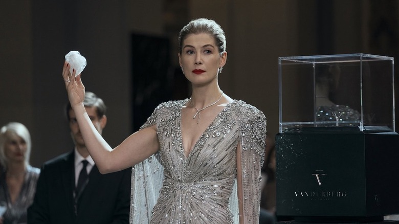 Veronika brandissant le Heart Diamond dans une robe ornée de bijoux dans Now You See Me: Now You Don't