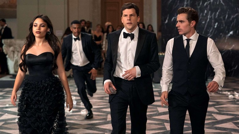 June, Atlas et Jack au gala déguisés dans Now You See Me: Now You Don't