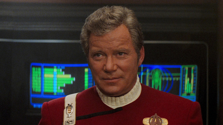 Kirk se tient sur le pont dans Star Trek Generations