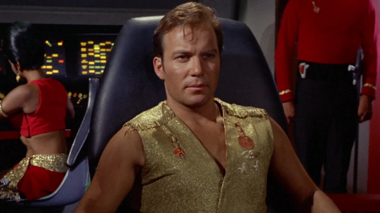 Kirk déguisé dans l'Univers Miroir sur le pont dans Star Trek