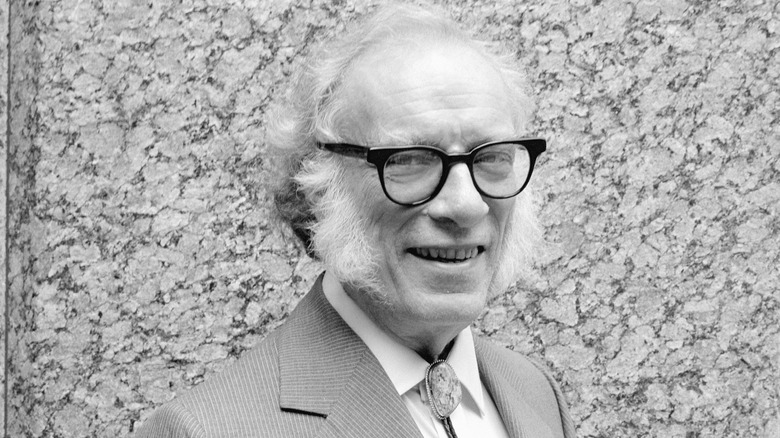 Dr Isaac Asimov souriant dans un costume et une cravate bolo