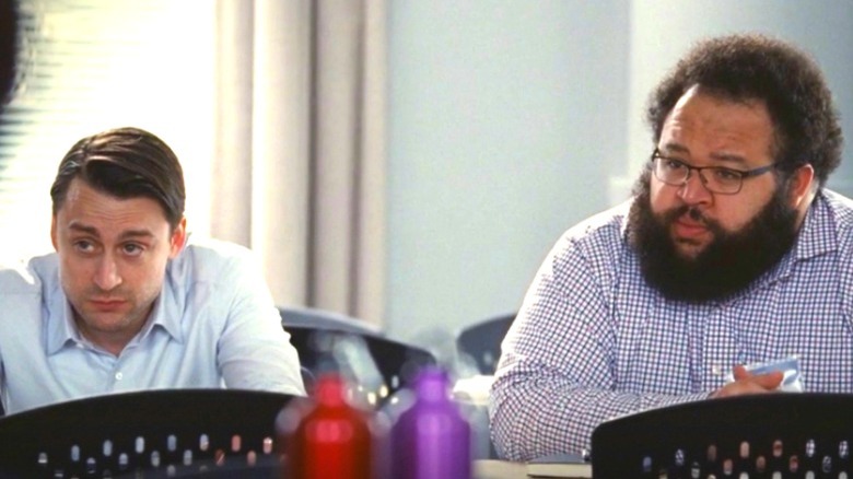 Roman et Brian assis ensemble en succession