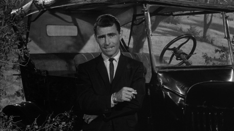Rod Serling assis dans une voiture à l'ancienne dans Les Derniers Sacrements de Jeff Myrtlebank