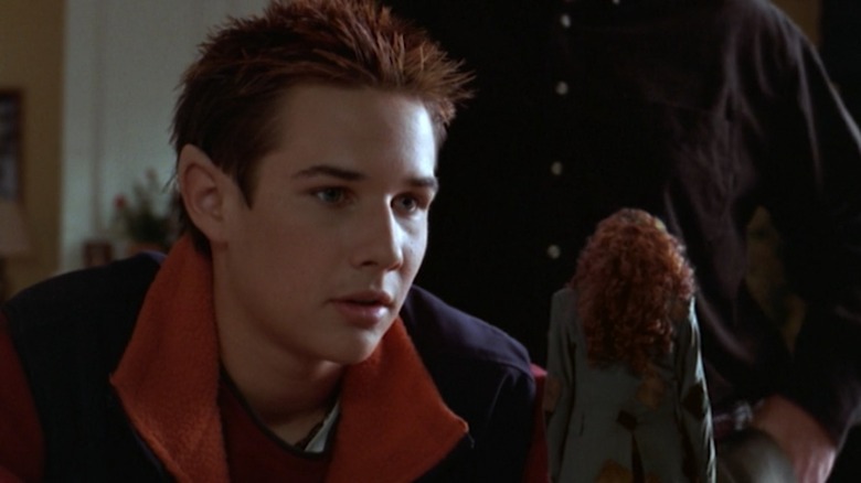 Kyle dans La Chance des Irlandais, regardant un lutin