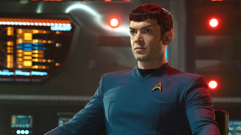 Spock est assis dans le fauteuil du capitaine dans Star Trek : Strange New Worlds
