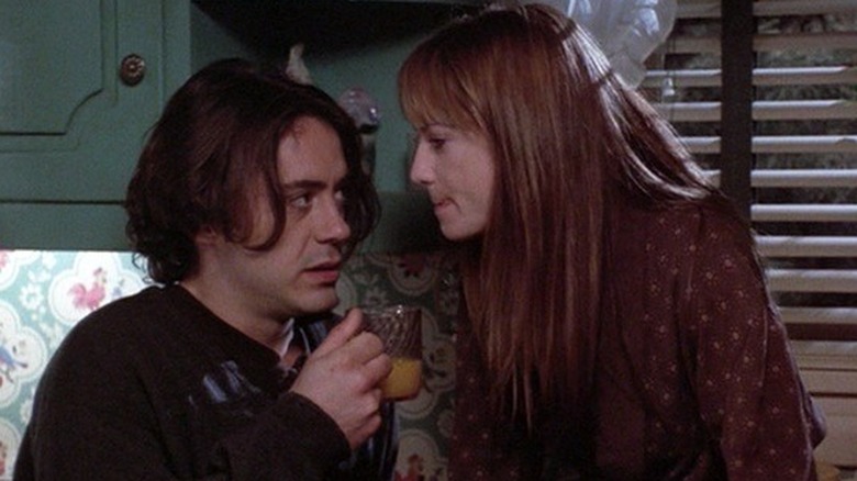 Claudia et Tommy debout dans la cuisine 