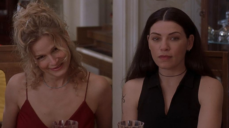 Rachel et Carla assises ensemble à une table dans "Qu'est-ce qui mijote ?" (2000)