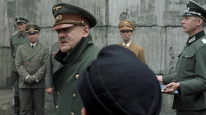 Hitler marchant parmi ses officiers dans Downfall (2004)