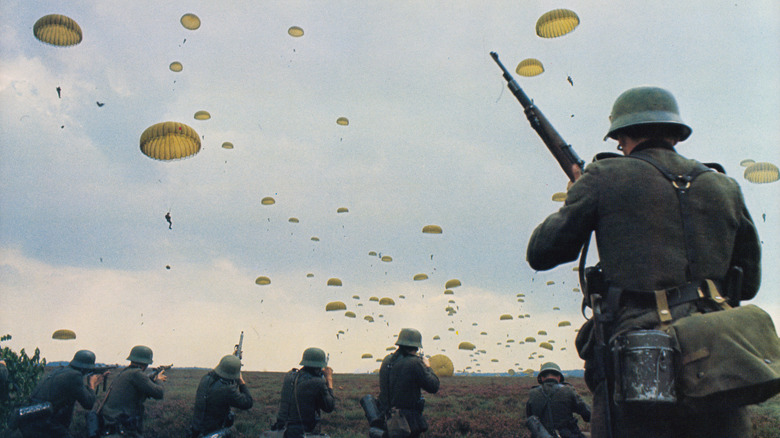 Des soldats visant des parachutistes dans A Bridge Too Far (1977)
