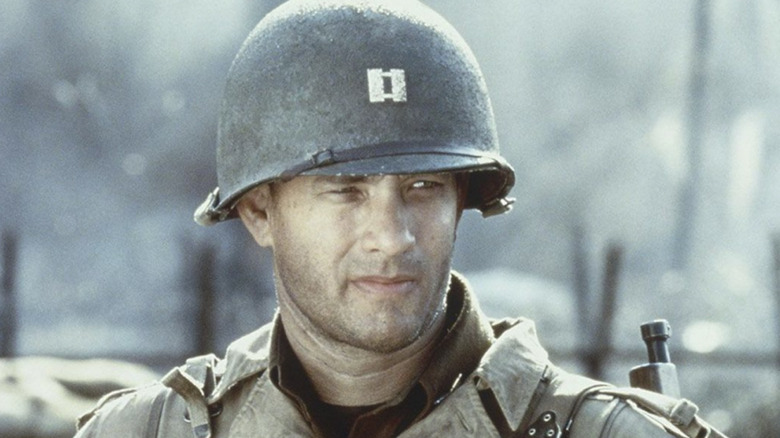 Miller debout en uniforme et casque dans Il faut sauver le soldat Ryan (1998)