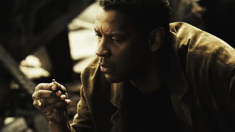 Carlin examine un élément de preuve trouvé sur une scène de crime à Déjà Vu