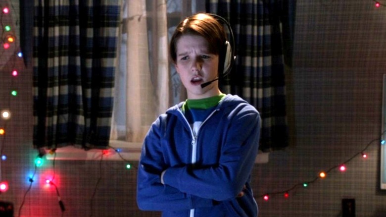 Finn se tient dans sa chambre tout en portant un casque dans Home Alone: ​​The Holiday Heist (2012)