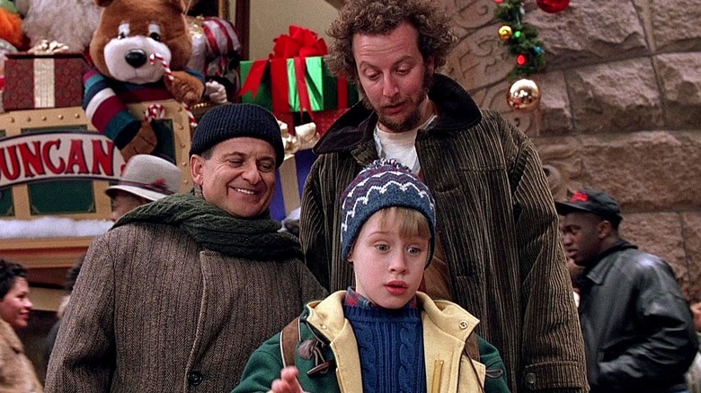 Marv et Harry se tiennent derrière Kevin devant un magasin de jouets dans Home Alone 2 : Lost in New York (1992)