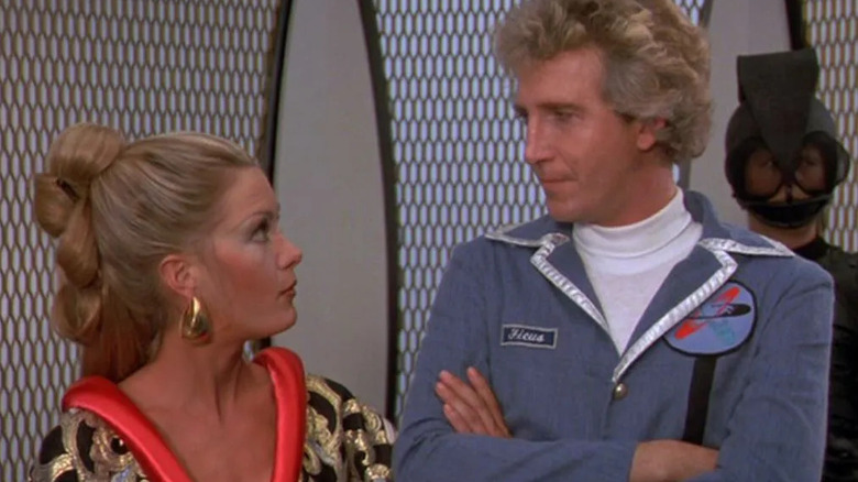 Ficus parle à Interface dans le couloir de Quark