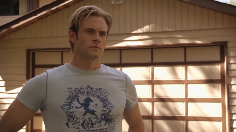 Flash Gordon porte un t-shirt blanc dans Flash Gordon