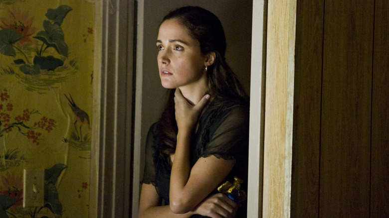 Diana Wayland s'accroche nerveusement à son cou dans l'embrasure de la chambre.