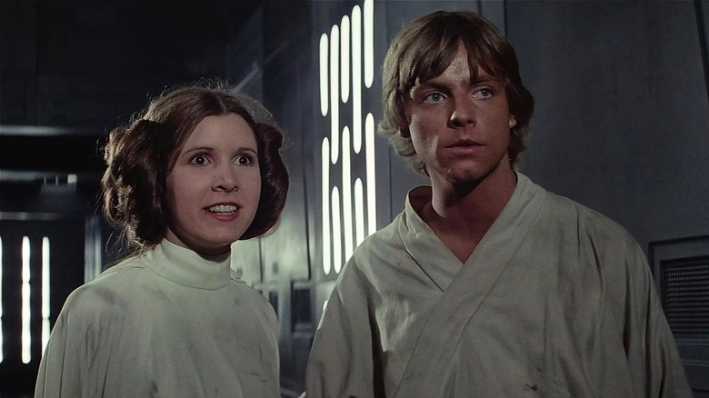 Leia et Luke se tiennent ensemble, en sueur