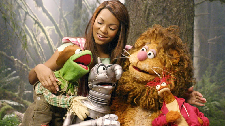 Dorthy et la bande s'embrassent et chantent dans Le Magicien d'Oz des Muppets
