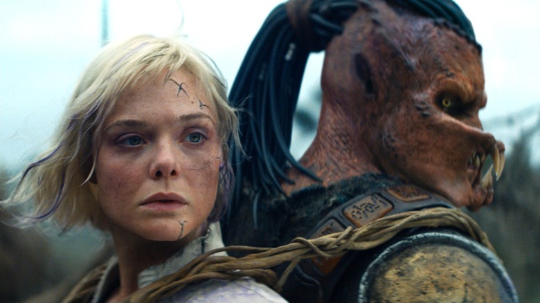 Thia et Dek arpentent les terres dans Predator : Badlands