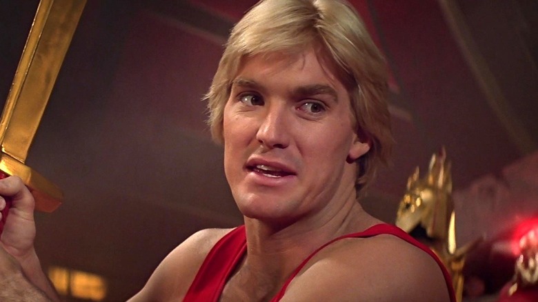 Flash Gordon regarde la bague de Ming dans Flash Gordon