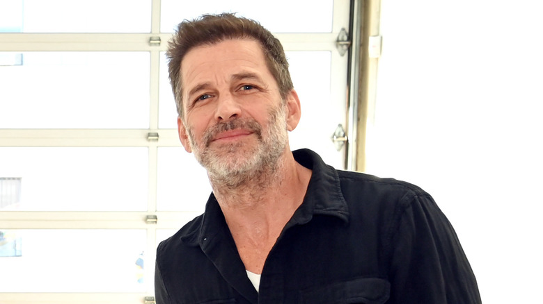 Zack Snyder penché et souriant