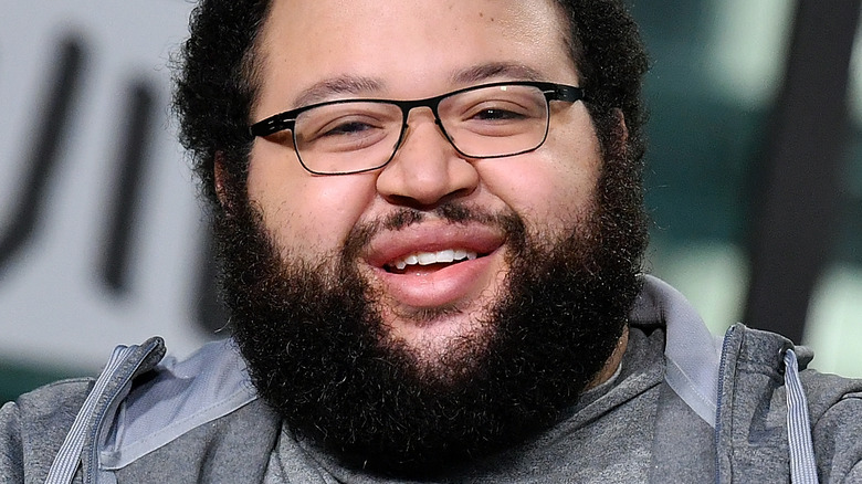 Zach Cherry souriant