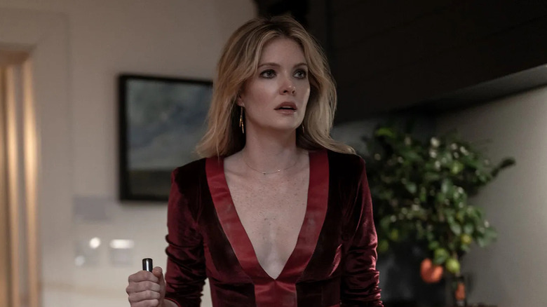 Violet a l'air choquée dans une robe décolletée dans Drop