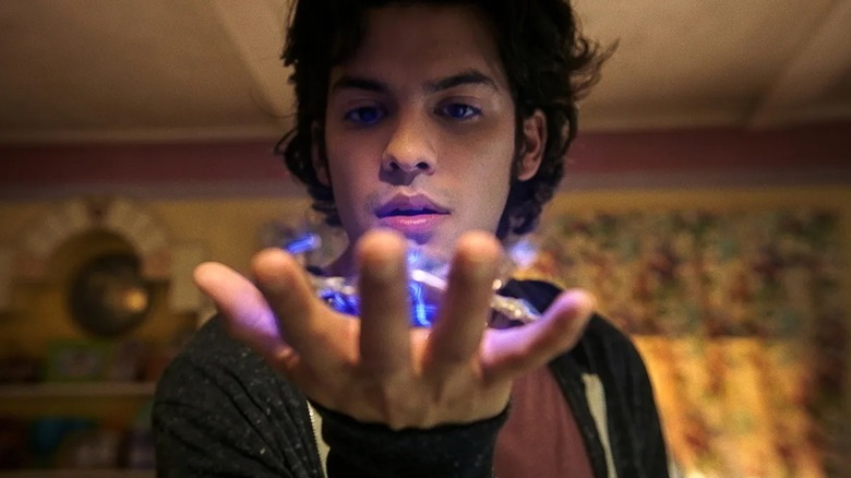 Jaime tient une relique extraterrestre dans la paume de sa main.