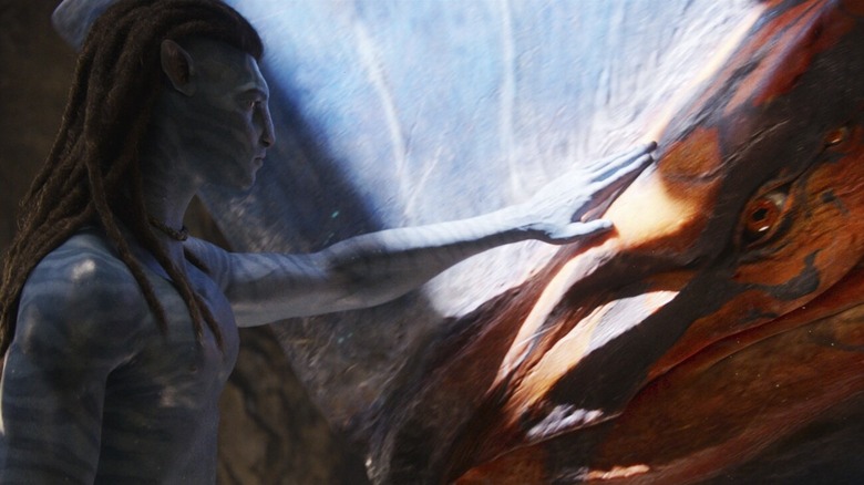 Jake Sully caressant doucement la tête du Toruk 