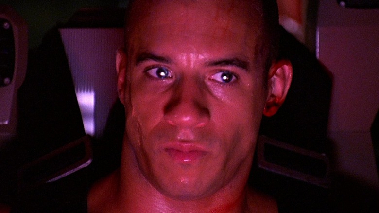Riddick assis sur le siège du navire dans Pitch Black (2000)