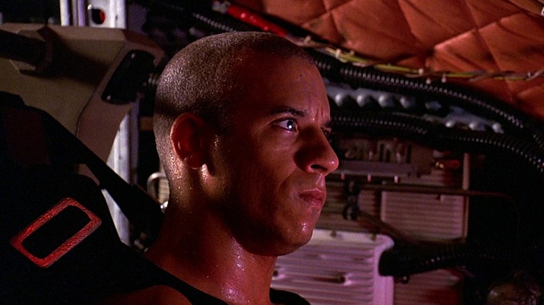 Riddick pilotant un navire dans Pitch Black (2000)