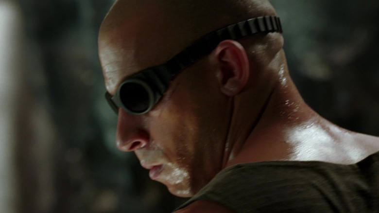 Riddick regardant par-dessus son épaule dans Chronicles of Riddick (2004)