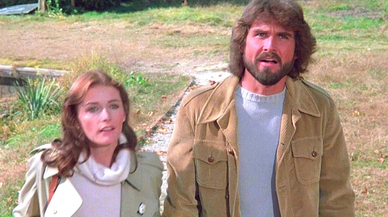 George et Kathy Lutz levant les yeux dans The Amityville Horror (1979)