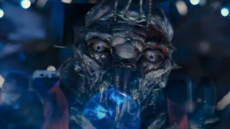 Un extraterrestre du District 9 pilote un vaisseau spatial