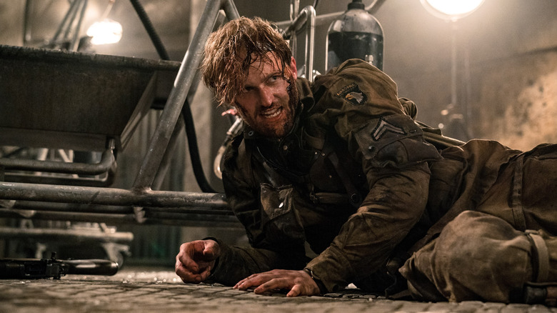 Un caporal Ford blessé rampe sur le sol 