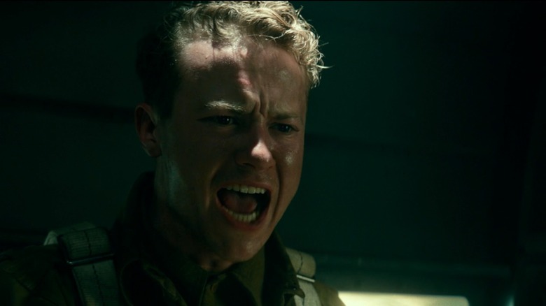 Grunauer crie après quelqu'un hors écran 