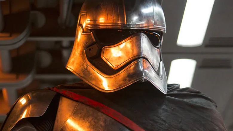 Le capitaine Phasma de Gwendolie Christie porte son armure dans Star Wars : Épisode VII – Le Réveil de la Force