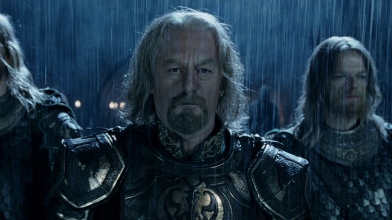 Le roi Théoden de Rohan debout sous la pluie dans Le Seigneur des Anneaux : Les Deux Tours (2002)