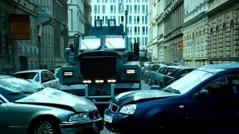 Un camion blindé sur le point de percuter des voitures dans A Good Day to Die Hard (2013)