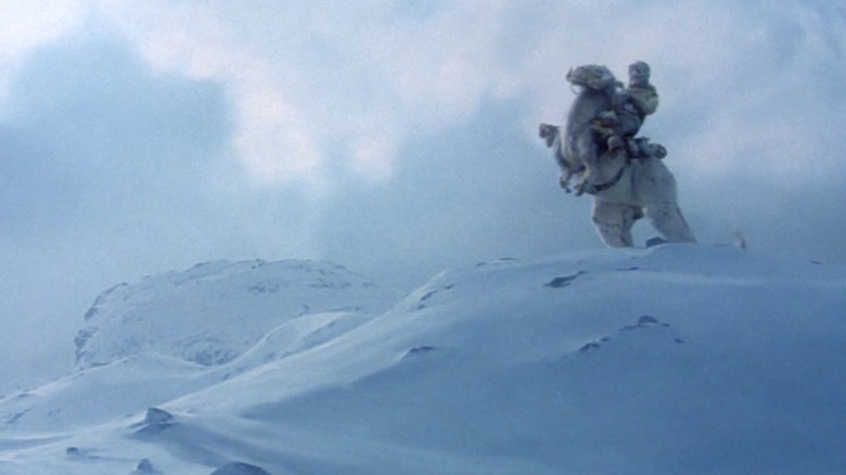 Luke chevauchant le Taun Taun sur Hoth dans L'Empire contre-attaque (1980)z`