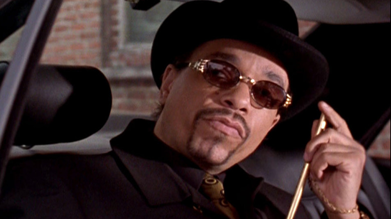 Mack Daddy tenant une flûte