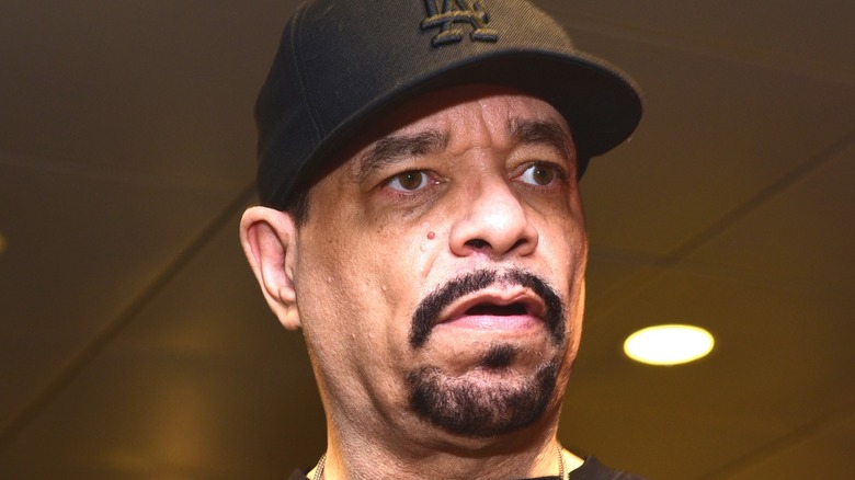 Ice-T renfrogné